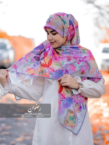 روسری کرپ نخ طرح گل و پروانه