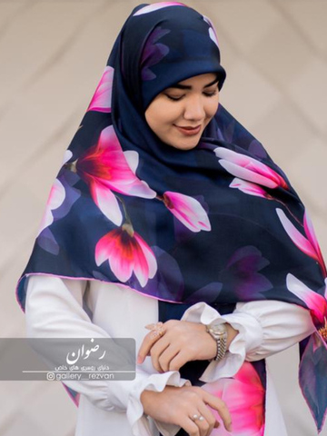 روسری کرپ نخ طرح گل سه بعدی زمینه سورمه ای