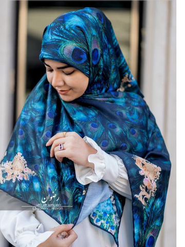 روسری کرپ نخ طرح پر طاووس