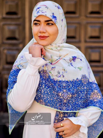 روسری نخی طرح فرشینه رنگبندی بنفش،کرم،سفید،آبی کمرنگ