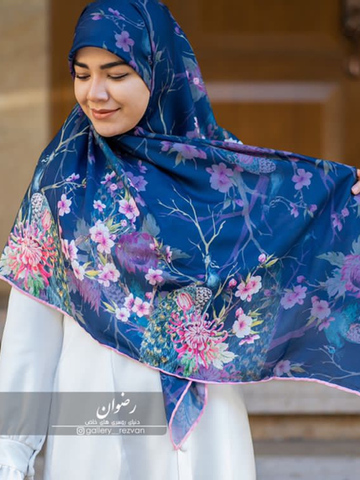 روسری طرح طاووس زمینه سورمه ای