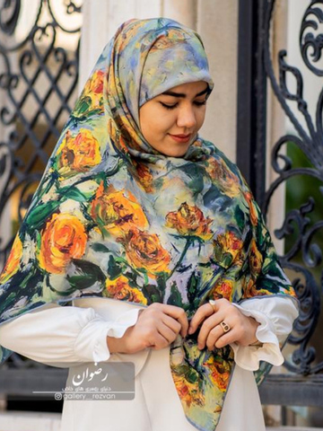روسری کرپ نخ با ایستایی عالی طرح شاخه رز آبرنگی قواره 140