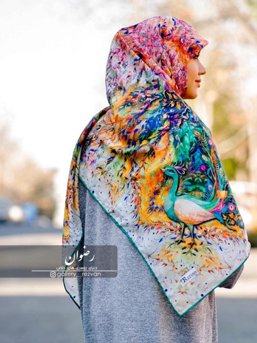 روسری کرپ نخ با ایستایی عالی طرح طاووس نارنجی