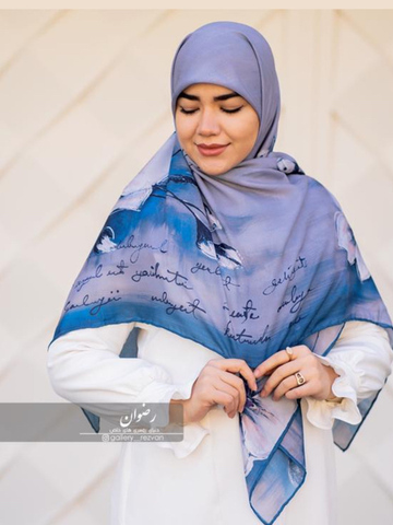 روسری کرپ نخ با ایستایی عالی طرح گل و نوشته