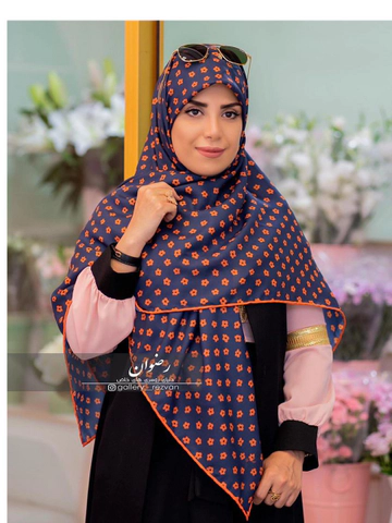 روسری سوپرنخ باایستایی عالی طرح گلریز زمینه سورمه ای قواره 140