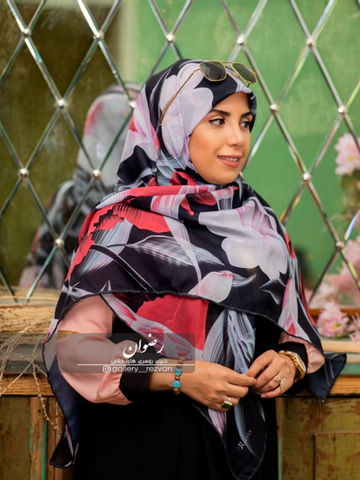 روسری طرح گل افشان قرمز