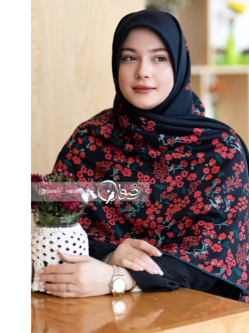 روسری طرح مشکی وسط ساده گلریز قرمز