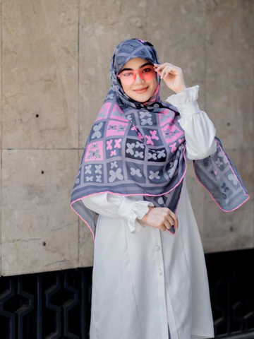 روسری نخی درجه یک طرح پروانه قواره 120 دوردستدوز