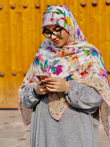 روسری نخی درجه یک طرح گلگلی حاشیه دار قواره 120 دوردستدوز