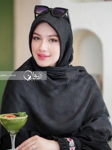روسری ژاکارد نگینی طرح گوچی نگین مشکی و نگین نقره ای قواره 140