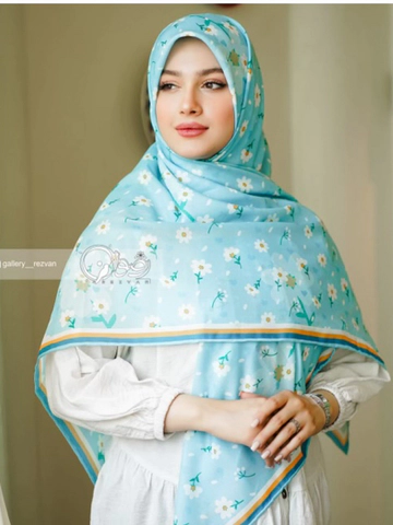 روسری کرپ نخ طرح بابونه آبی روشن قواره 140