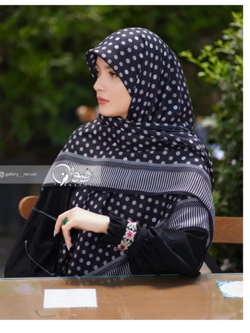 روسری کرپ نخ طرح خالخالی حاشیه دار