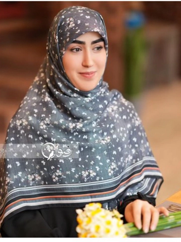 روسری کرپ نخ طرح دسته گل ریز حاشیه دار