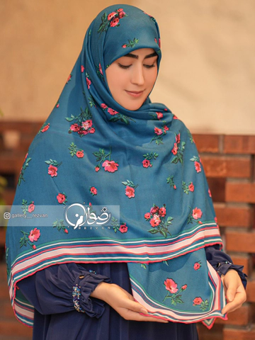 روسری کرپ نخ طرح گل سرخ حاشیه دار