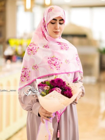 روسری کرپ نخ رضوان طرح دلبرانه صورتی
